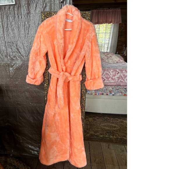 Peach Fuzzy Robe - 1980s Teddy Fabric - Cozy & Chic SM Vintage Borg